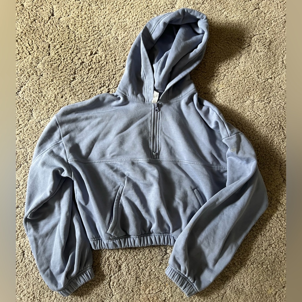 Women’s Alo Yoga cropped sweatshirt. Size M. Color: periwinkle blue/violet.